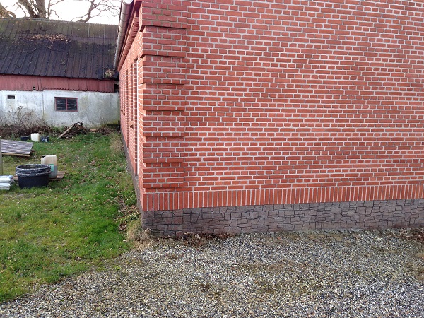 Muret pilaster med klassiske detaljer