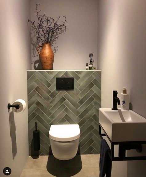 Renoveret badeværelse med fliser og detaljer