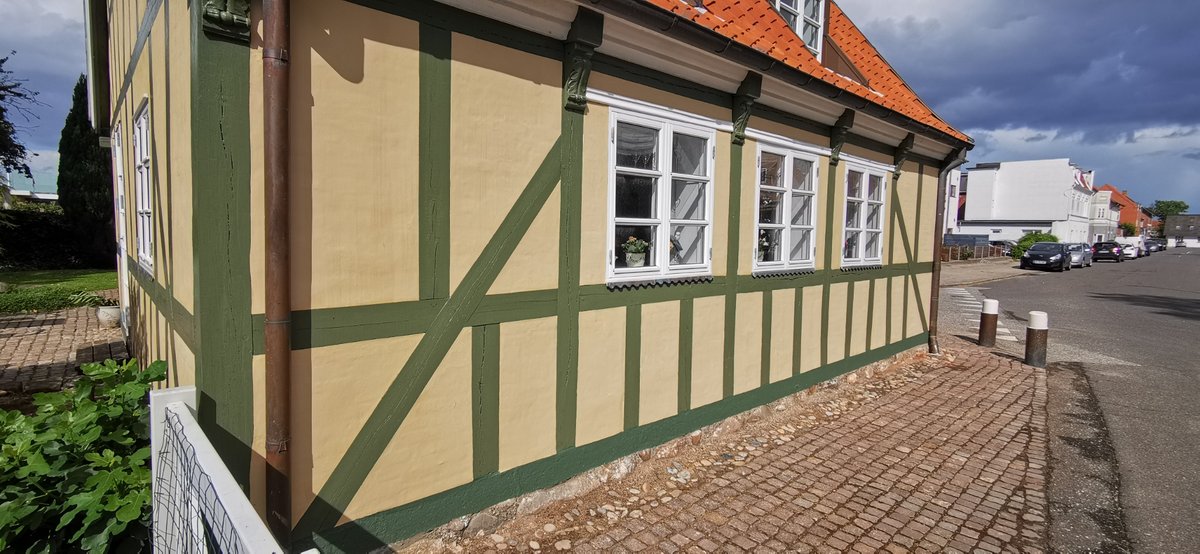 Restaureret bindingsværk med lyse tavl