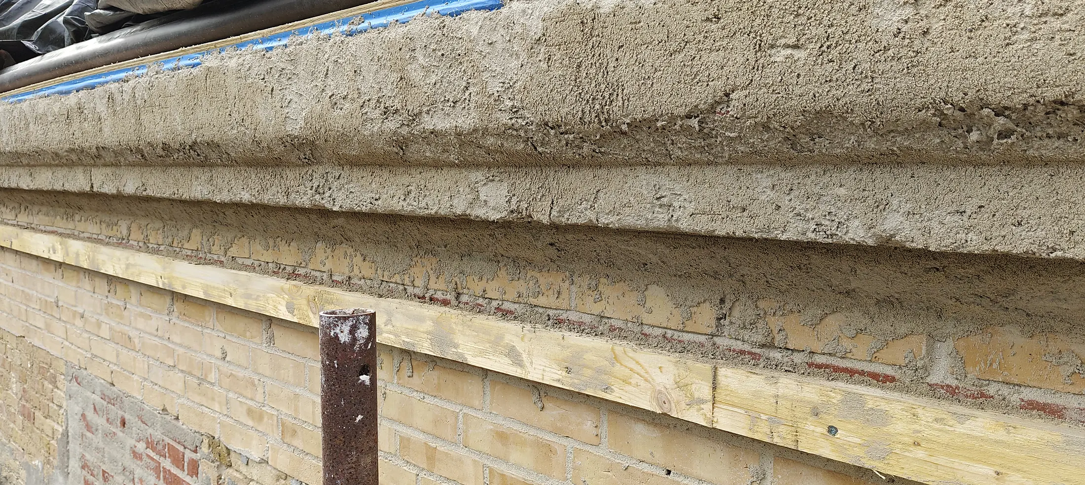 Gesimsrenovering langs en facade