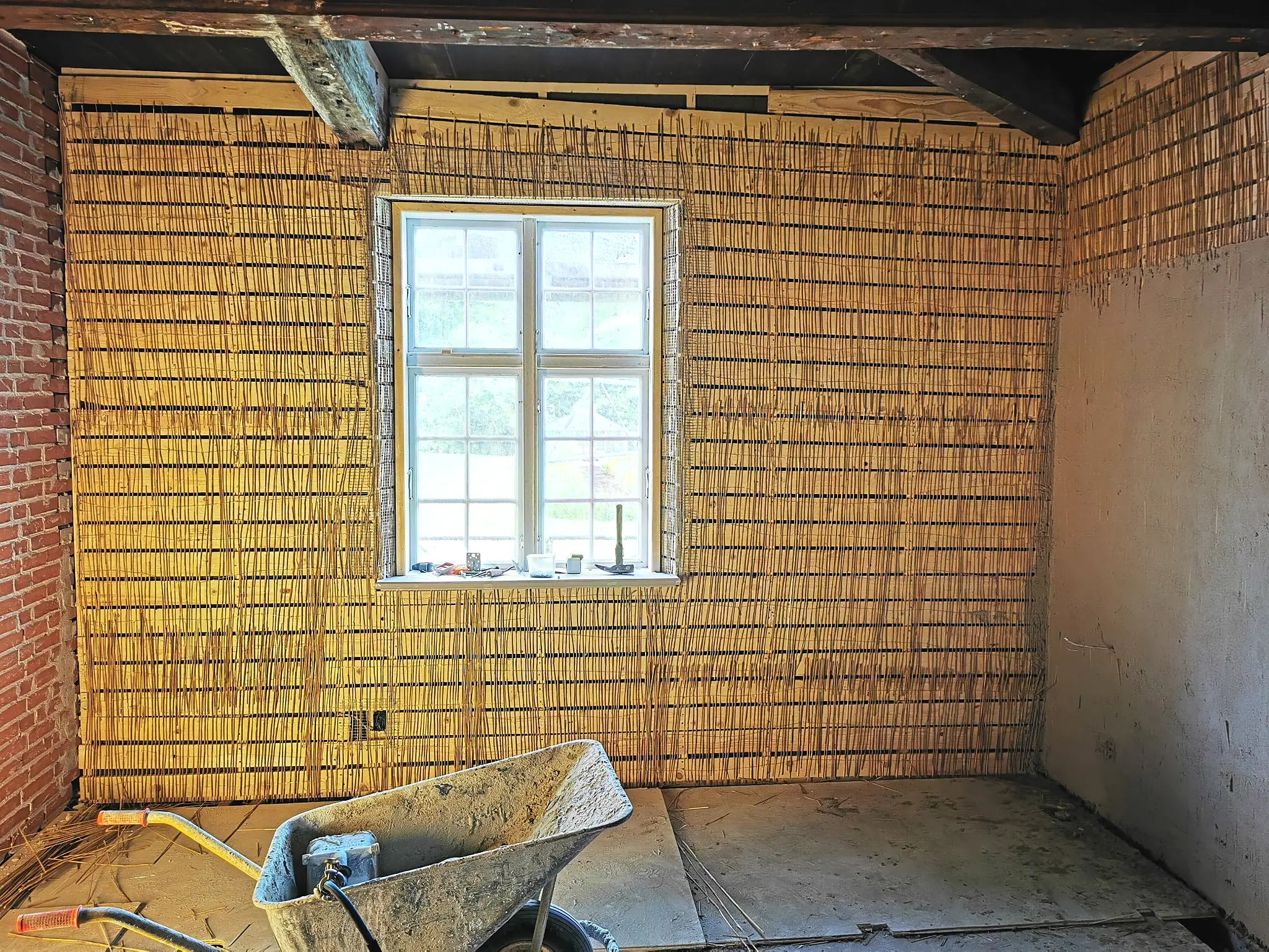 Historisk rum med rørvæv og nyt puds