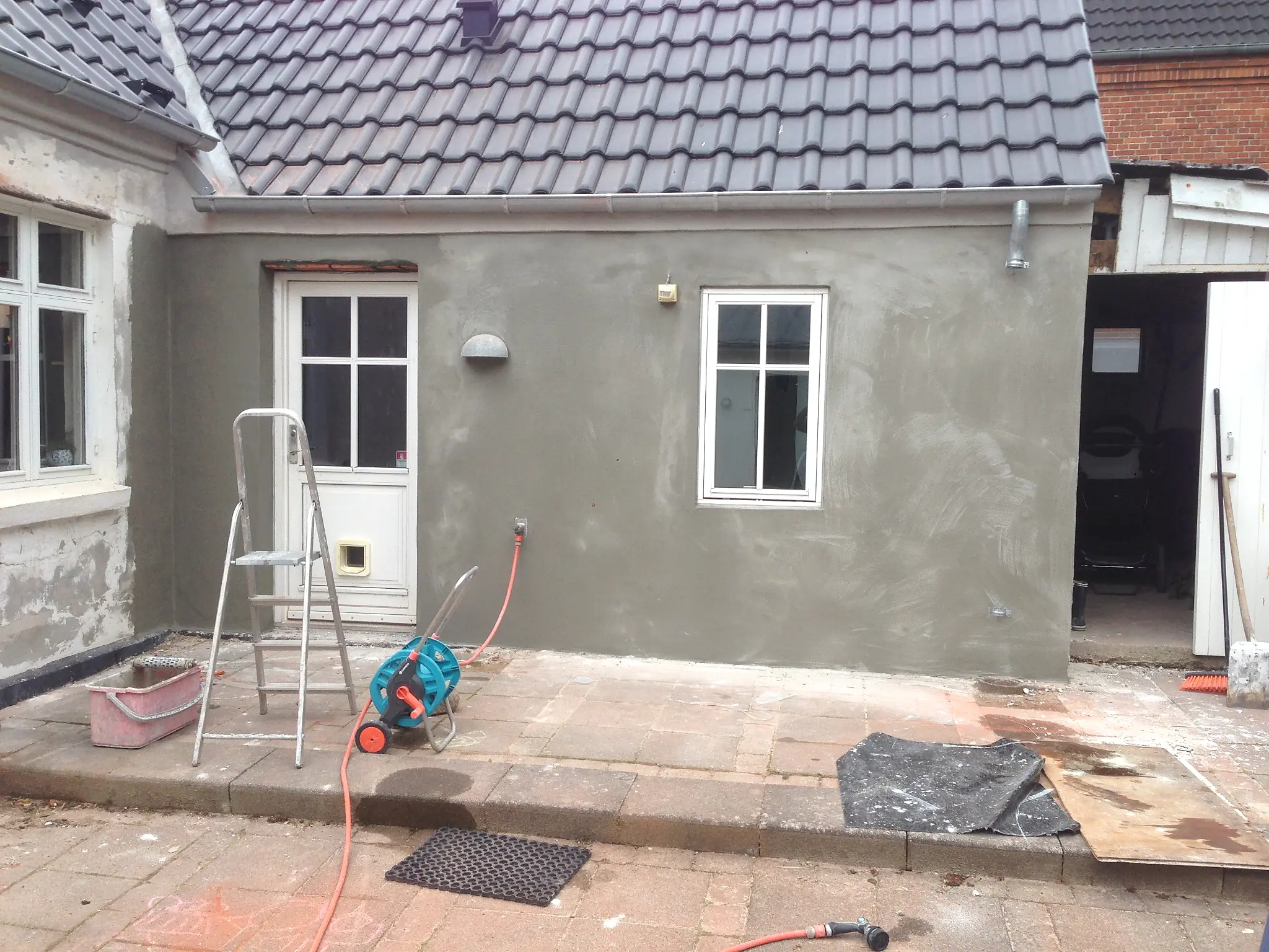 Pudset gårdfacade under facadearbejde
