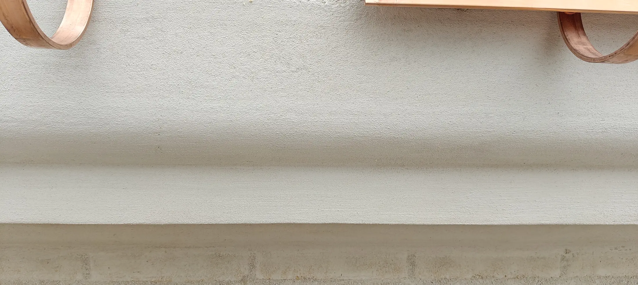 Restaureret gesims på klassisk facade