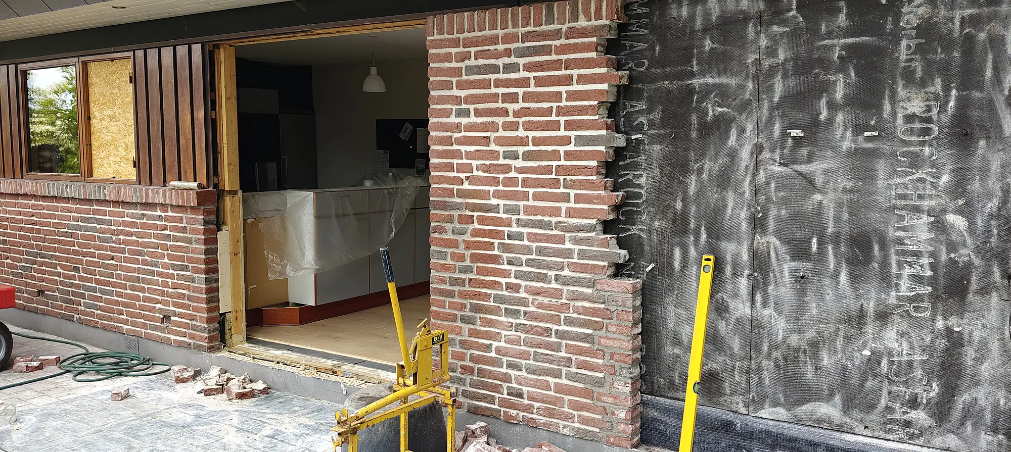 Murværk ved ny åbning under arbejde